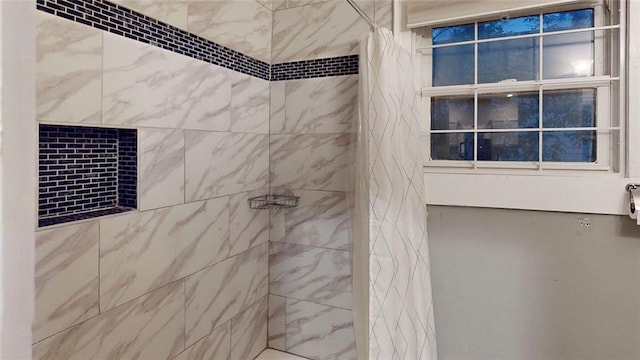 bathroom featuring tiled shower