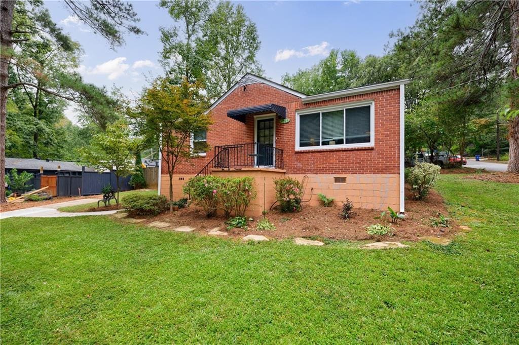 view of front of house with a front yard