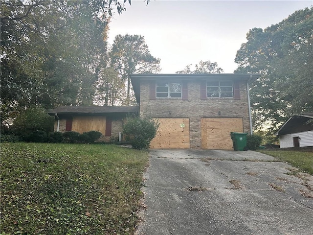 view of front facade with a garage and a front lawn