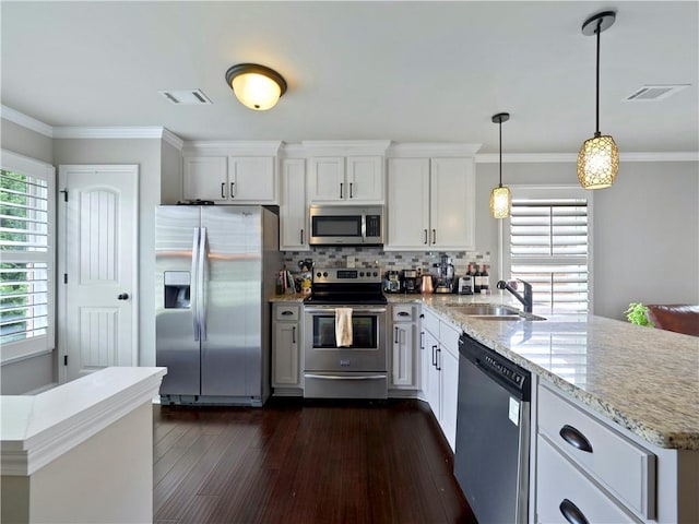 kitchen featuring dark wood-style flooring, appliances with stainless steel finishes, a sink, a peninsula, and visible vents