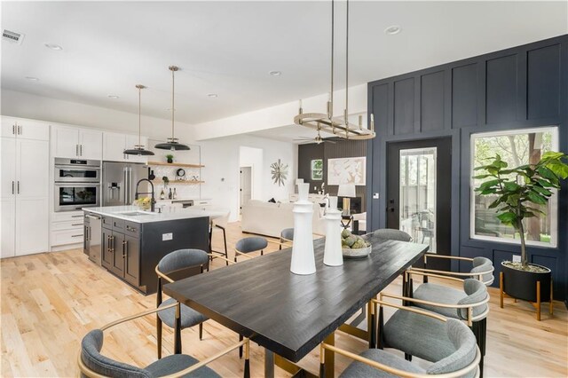 dining space featuring recessed lighting, light wood-style floors, visible vents, and a ceiling fan