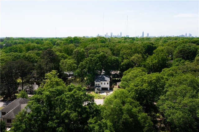 birds eye view of property featuring a forest view