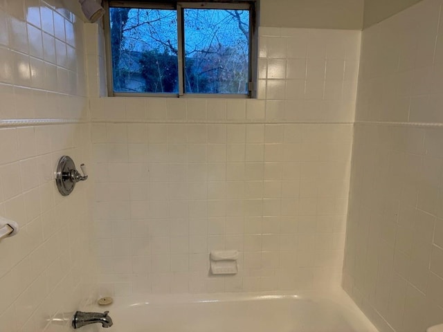 bathroom featuring tiled shower / bath combo