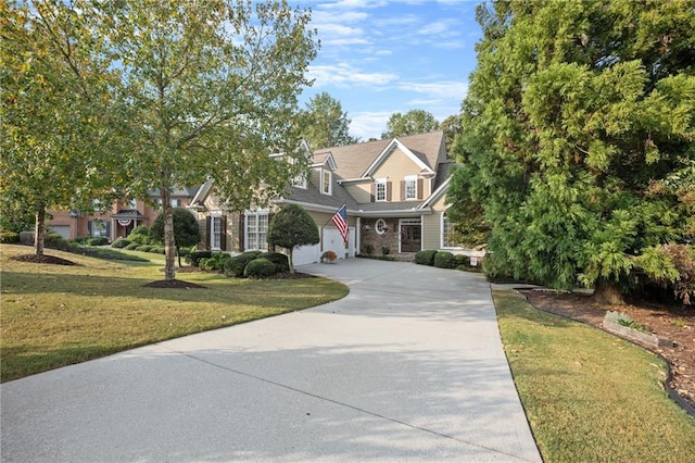 view of front of property featuring a front lawn