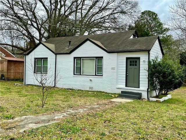 view of front of property with a front lawn