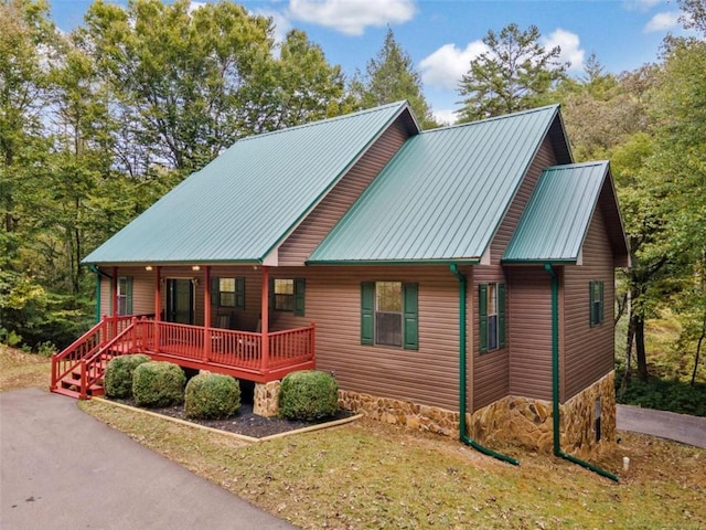 view of front of house featuring a front yard