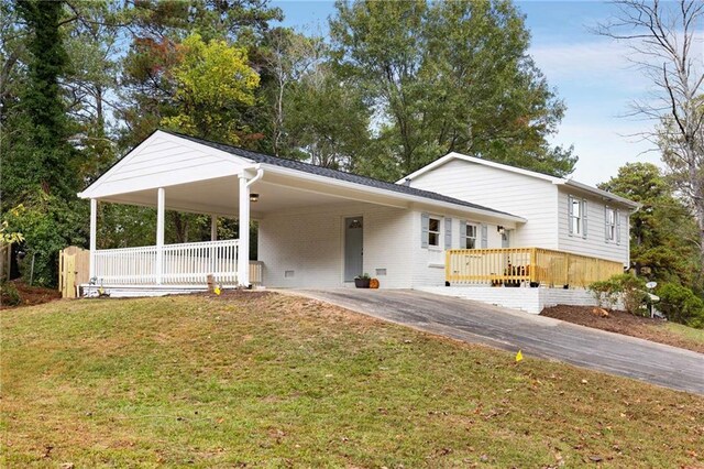 view of front of house featuring a front yard and a carport