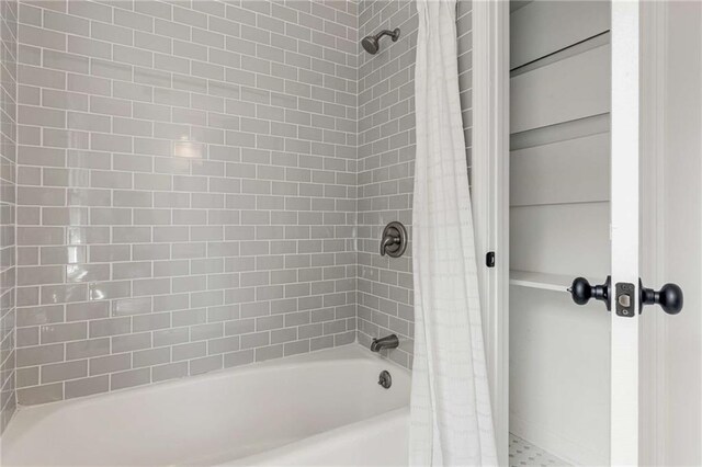 bathroom with shower / bath combo