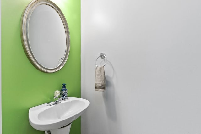 bathroom featuring a sink