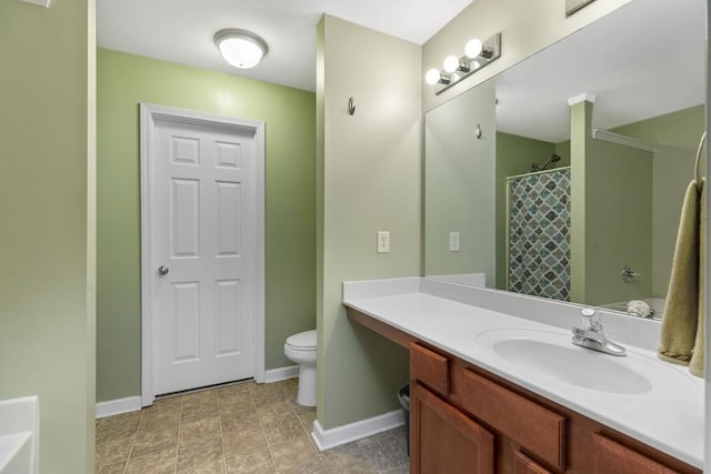 full bathroom featuring toilet, curtained shower, baseboards, and vanity