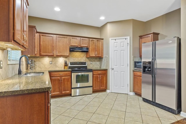 kitchen with stainless steel appliances, a sink, under cabinet range hood, tasteful backsplash, and recessed lighting