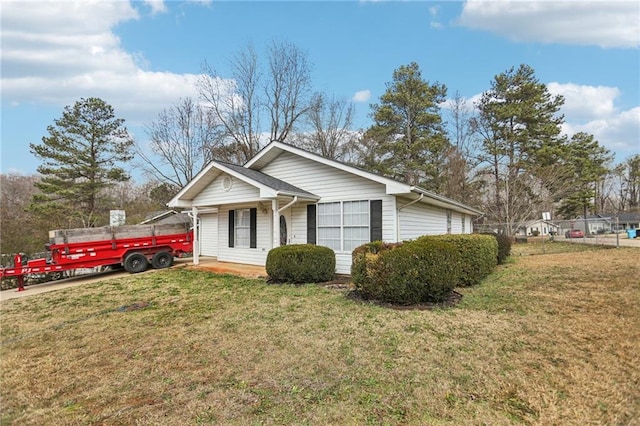 view of front of property featuring a front lawn