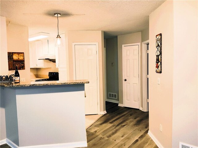 interior details with bar area, a textured ceiling, and ceiling fan