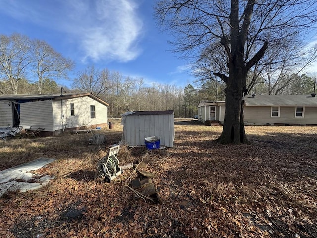 view of yard featuring a storage shed