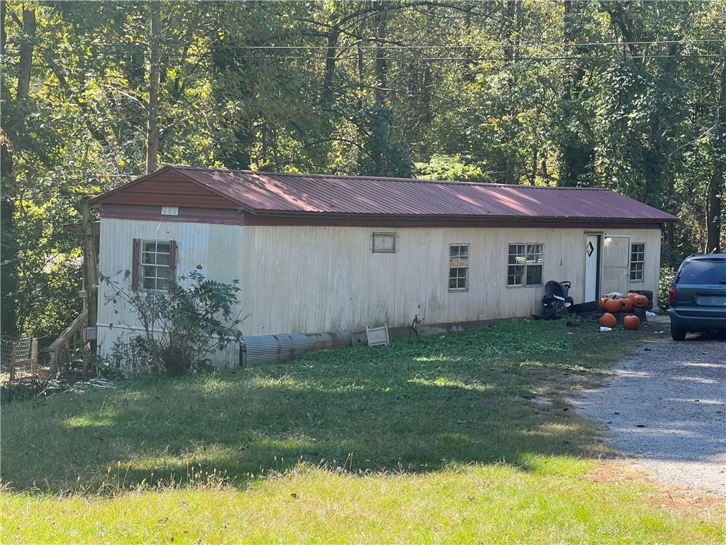 view of front of home with a front yard