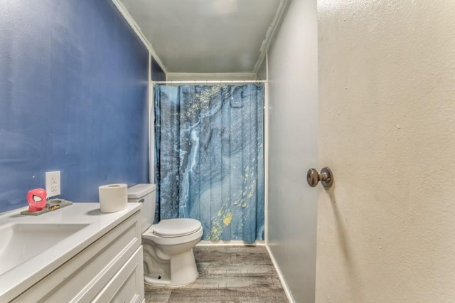 full bath with curtained shower, vanity, toilet, and crown molding