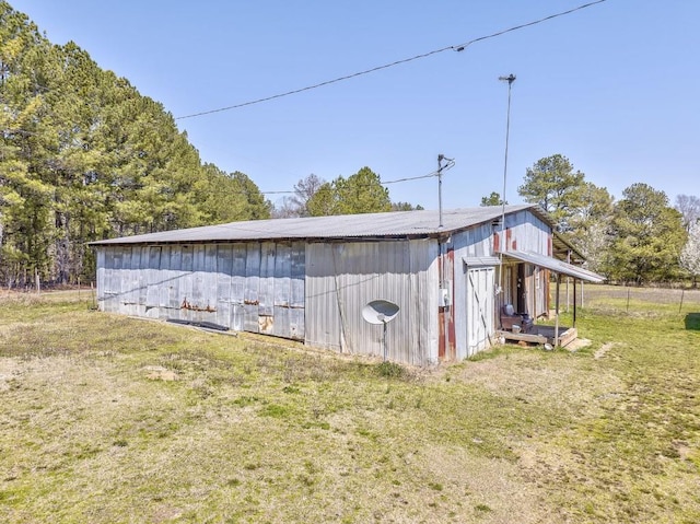 view of pole building featuring a yard