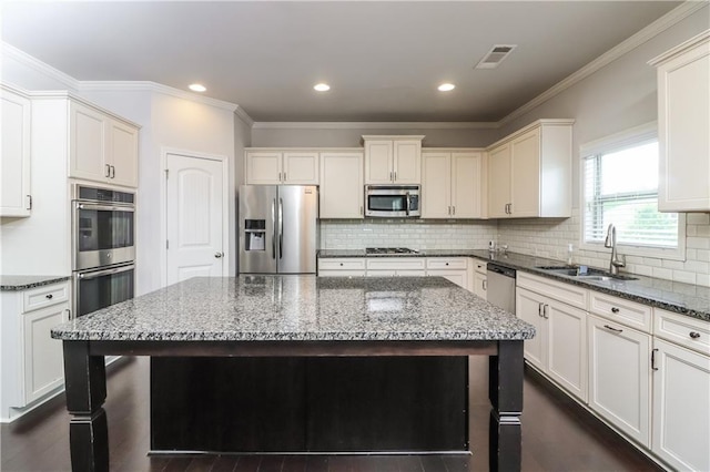626 Discovery Ct, Acworth, GA 30102 - kitchen with visible vents, a sink, appliances with stainless steel finishes, and a kitchen breakfast bar