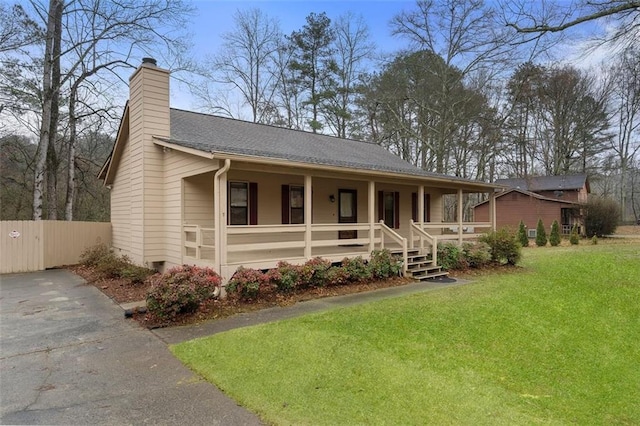 view of front facade featuring a porch and a front yard