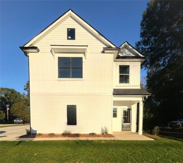 back of house featuring a yard