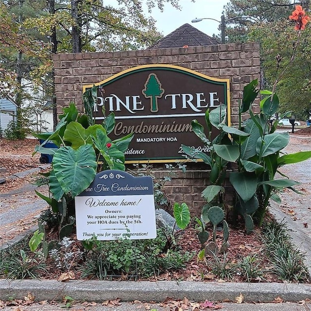 view of community / neighborhood sign