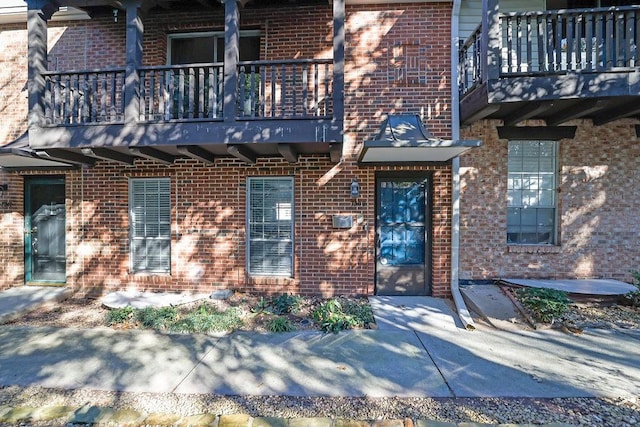 entrance to property featuring a balcony