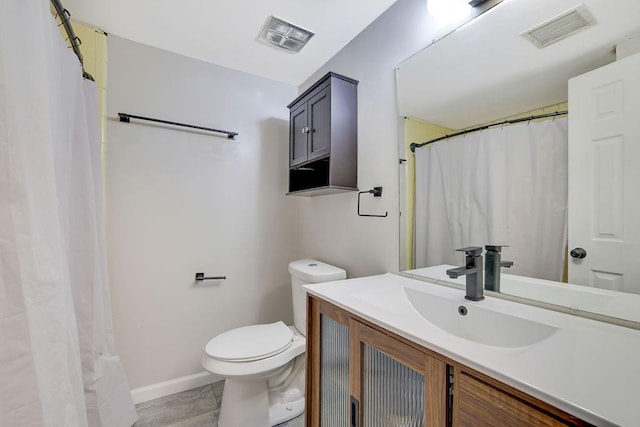 bathroom with toilet, a shower with curtain, and vanity