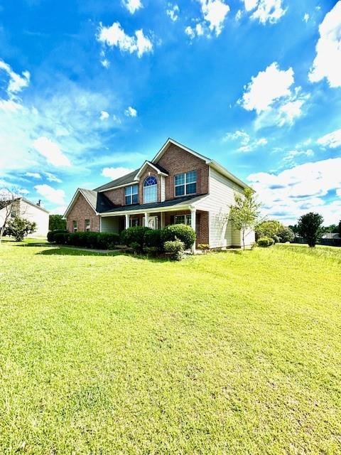 view of front of home featuring a front yard