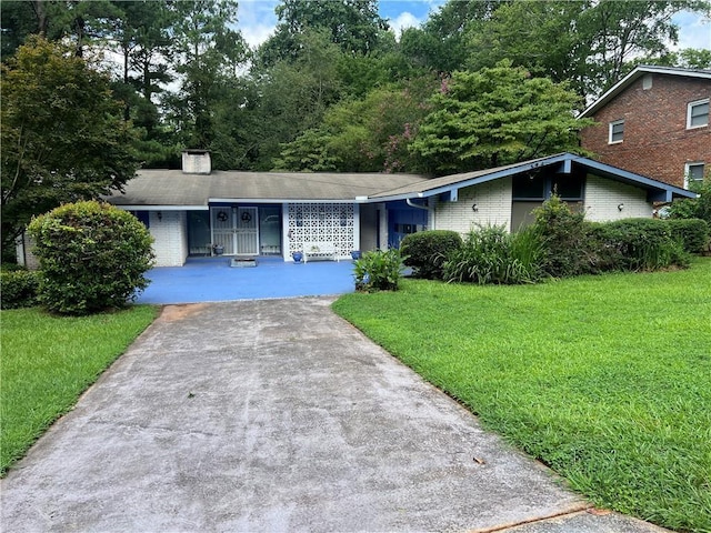 single story home featuring a front yard