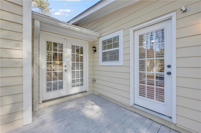 property entrance featuring a wooden deck