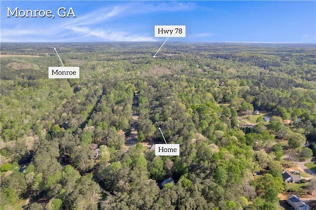 birds eye view of property featuring a forest view