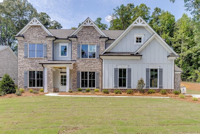 craftsman inspired home featuring a front yard