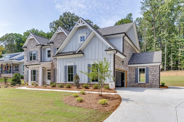 craftsman inspired home with a front lawn and a garage