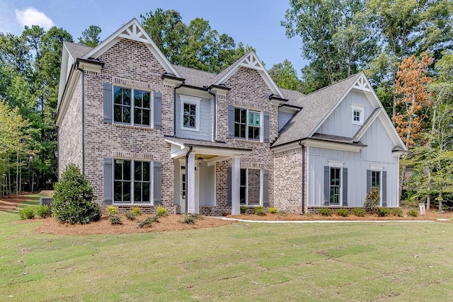 craftsman inspired home featuring a front lawn