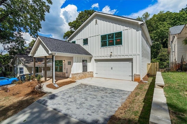 view of front of property featuring a porch, a garage, and a front lawn