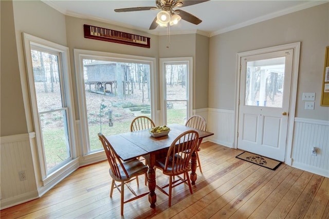 dining room featuring crown molding, ceiling fan, and light hardwood / wood-style flooring