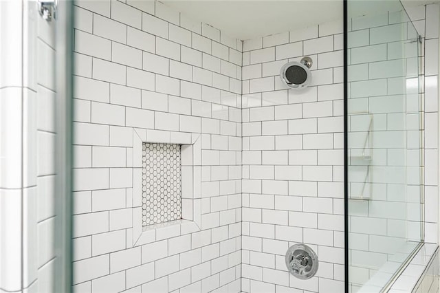 bathroom featuring a tile shower