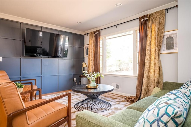 living room featuring visible vents, recessed lighting, and baseboards