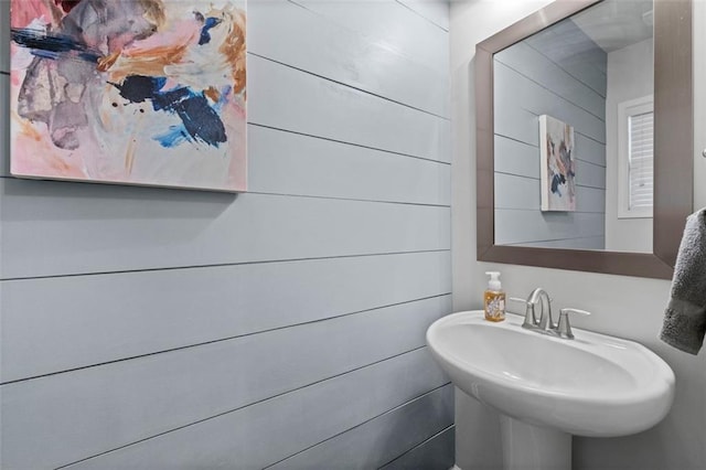 bathroom featuring a sink
