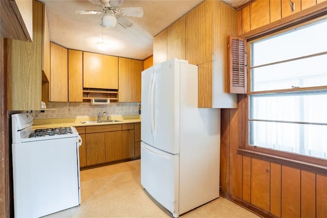 kitchen with tasteful backsplash, a healthy amount of sunlight, white appliances, and ceiling fan