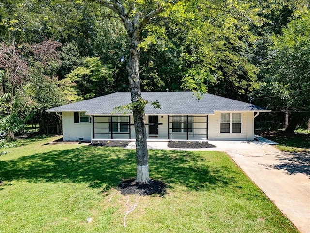 single story home with a front lawn