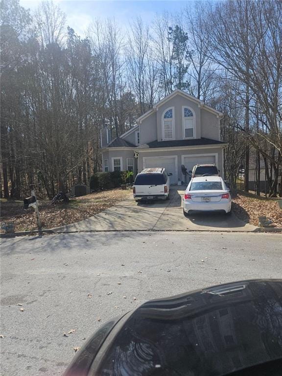 view of front facade featuring an attached garage and driveway