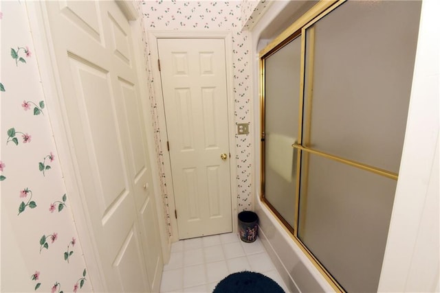 bathroom with combined bath / shower with glass door