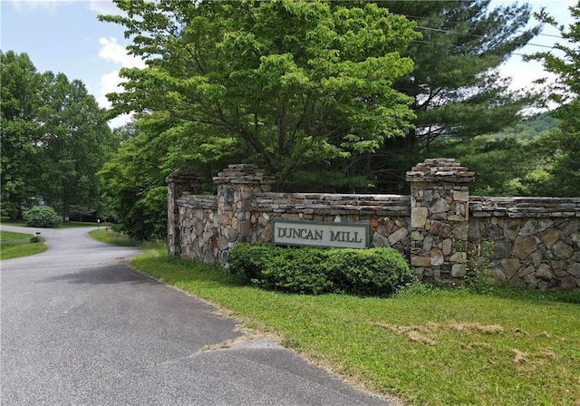 view of community / neighborhood sign