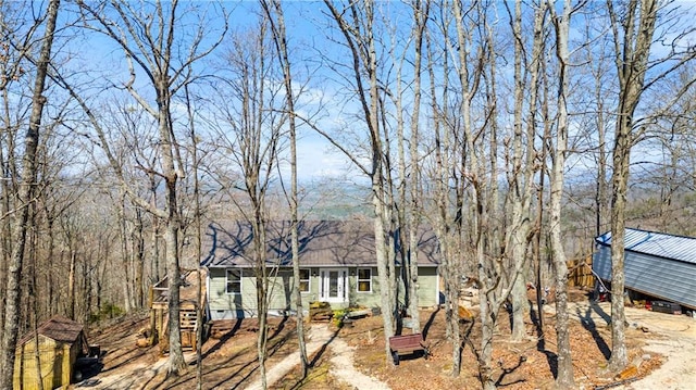 view of front of house with driveway