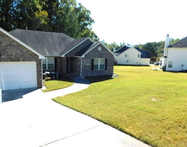 view of front of house featuring a front yard and a garage