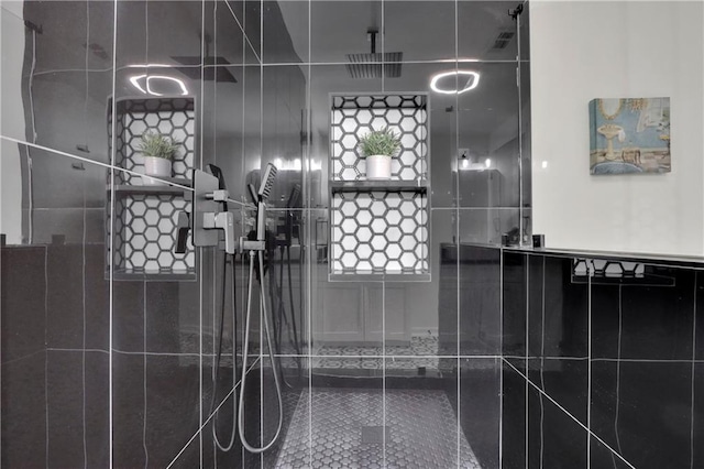 6914 Fairway Trl, Austell, GA 30168 - bathroom featuring a tile shower and visible vents