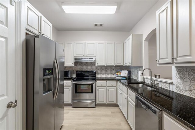 3088 Steeplechase Dr, Alpharetta, GA 30004 - kitchen with visible vents, under cabinet range hood, tasteful backsplash, a sink, and appliances with stainless steel finishes