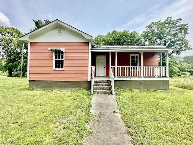 view of front of property featuring covered porch and a front lawn