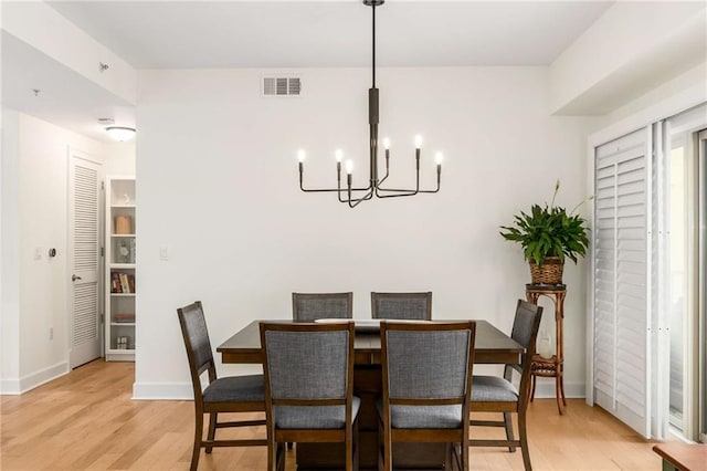 200 River Vista Dr Unit 426, Atlanta, GA 30339 - dining room featuring visible vents, a chandelier, light wood-style flooring, and baseboards